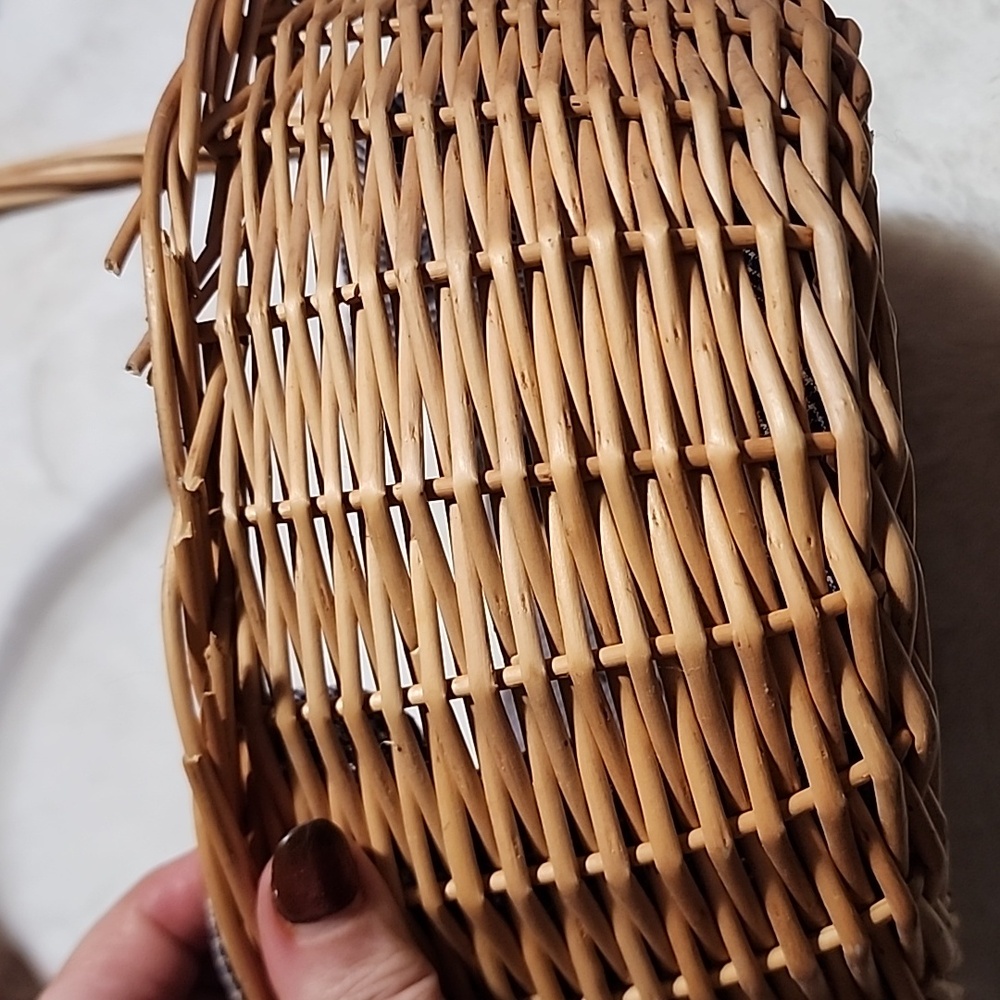Wicker Basket with Blue Checkered Cloth. SEE PHOTOS !! - Picture 6 of 7